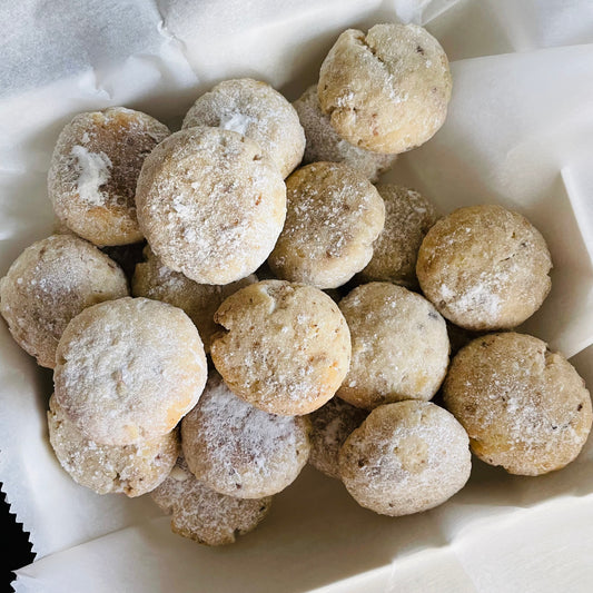 These round, bite sized butter cookies are ket-friendly and filled with chopped nuts. A Christmas must have! Even better, the cookies are also sugar-free and gluten-free.